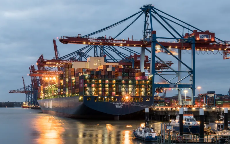 Containerbrücken im Hamburger Hafen in der Abenddämmerung